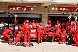 Carlos Sainz Jr (ESP) Ferrari SF-21 makes a pit stop. 24.10.2021. Formula 1 World Championship, Rd 17, United States Grand Prix, Austin, Texas, USA, Race Day.