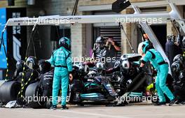 Valtteri Bottas (FIN) Mercedes AMG F1 W12 makes a pit stop. 24.10.2021. Formula 1 World Championship, Rd 17, United States Grand Prix, Austin, Texas, USA, Race Day.