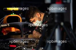 Red Bull Racing mechanic. 23.10.2021. Formula 1 World Championship, Rd 17, United States Grand Prix, Austin, Texas, USA, Qualifying Day.