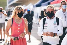 Valtteri Bottas (FIN) Mercedes AMG F1 with his girlfriend Tiffany Cromwell (AUS) Professional Cyclist. 23.10.2021. Formula 1 World Championship, Rd 17, United States Grand Prix, Austin, Texas, USA, Qualifying Day.
