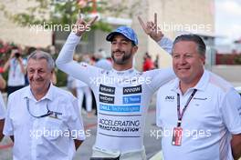 (L to R): Paul Haigh (GBR) United Autosports Technical Director with Daniel Ricciardo (AUS) McLaren and Zak Brown (USA) McLaren Executive Director.  23.10.2021. Formula 1 World Championship, Rd 17, United States Grand Prix, Austin, Texas, USA, Qualifying Day.