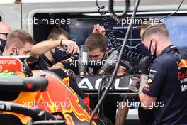 Mechanics work on Max Verstappen (NLD) Red Bull Racing RB16B rear wing before the start of qualifying. 23.10.2021. Formula 1 World Championship, Rd 17, United States Grand Prix, Austin, Texas, USA, Qualifying Day.