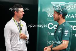 (L to R): Rory McIlroy (GBR) Professional Golfer with Sebastian Vettel (GER) Aston Martin F1 Team. 24.10.2021. Formula 1 World Championship, Rd 17, United States Grand Prix, Austin, Texas, USA, Race Day.