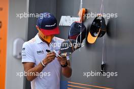 Lando Norris (GBR) McLaren signs autographs for the fans. 24.10.2021. Formula 1 World Championship, Rd 17, United States Grand Prix, Austin, Texas, USA, Race Day.