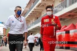 (L to R): Guenther Steiner (ITA) Haas F1 Team Prinicipal with Mattia Binotto (ITA) Ferrari Team Principal. 24.10.2021. Formula 1 World Championship, Rd 17, United States Grand Prix, Austin, Texas, USA, Race Day.