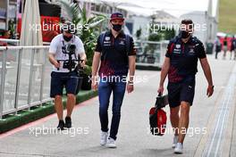 Max Verstappen (NLD) Red Bull Racing with Bradley Scanes (GBR) Red Bull Racing Physio and Performance Coach. 21.10.2021. Formula 1 World Championship, Rd 17, United States Grand Prix, Austin, Texas, USA, Preparation Day.