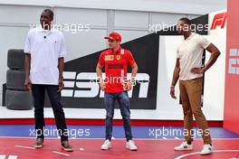 (L to R): Dikembe Mutombo, Former Basketball Player with Charles Leclerc (MON) Ferrari and Chris Bosh (USA) Former Basketball Player. 21.10.2021. Formula 1 World Championship, Rd 17, United States Grand Prix, Austin, Texas, USA, Preparation Day.