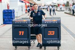 Red Bull Racing mechanic. 21.10.2021. Formula 1 World Championship, Rd 17, United States Grand Prix, Austin, Texas, USA, Preparation Day.
