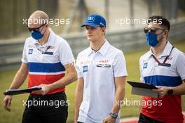 Mick Schumacher (GER) Haas F1 Team walks the circuit with the team. 21.10.2021. Formula 1 World Championship, Rd 17, United States Grand Prix, Austin, Texas, USA, Preparation Day.