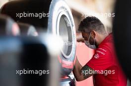 Ferrari mechanic with Pirelli tyres. 21.10.2021. Formula 1 World Championship, Rd 17, United States Grand Prix, Austin, Texas, USA, Preparation Day.