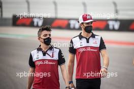 Antonio Giovinazzi (ITA) Alfa Romeo Racing walks the circuit with the team. 21.10.2021. Formula 1 World Championship, Rd 17, United States Grand Prix, Austin, Texas, USA, Preparation Day.