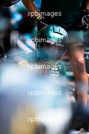 Aston Martin F1 Team AMR21 mechanic practices a pit stop. 21.10.2021. Formula 1 World Championship, Rd 17, United States Grand Prix, Austin, Texas, USA, Preparation Day.