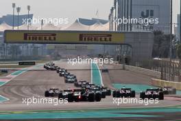 The start of the race. 11.12.2021. Formula 2 Championship, Rd 8, Yas Marina Circuit, Abu Dhabi, UAE, Sprint Race 1, Saturday.