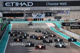 Oscar Piastri (AUS) PREMA Racing leads at the start of the race. 12.12.2021. Formula 2 Championship, Rd 8, Yas Marina Circuit, Abu Dhabi, UAE, Feature Race, Sunday.