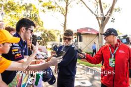 Pierre Gasly (FRA) AlphaTauri with fans. 08.04.2022. Formula 1 World Championship, Rd 3, Australian Grand Prix, Albert Park, Melbourne, Australia, Practice Day.