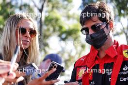 Carlos Sainz Jr (ESP) Ferrari with fans. 08.04.2022. Formula 1 World Championship, Rd 3, Australian Grand Prix, Albert Park, Melbourne, Australia, Practice Day.
