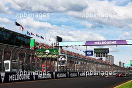 Charles Leclerc (MON) Ferrari F1-75 and Max Verstappen (NLD) Red Bull Racing RB18 at the start of the race. 10.04.2022. Formula 1 World Championship, Rd 3, Australian Grand Prix, Albert Park, Melbourne, Australia, Race Day.