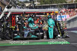 George Russell (GBR) Mercedes AMG F1 W13 makes a pit stop. 10.04.2022. Formula 1 World Championship, Rd 3, Australian Grand Prix, Albert Park, Melbourne, Australia, Race Day.