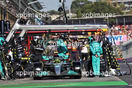 Lewis Hamilton (GBR) Mercedes AMG F1 W13 makes a pit stop. 10.04.2022. Formula 1 World Championship, Rd 3, Australian Grand Prix, Albert Park, Melbourne, Australia, Race Day.