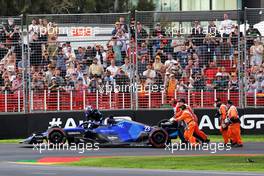Alexander Albon (THA) Williams Racing FW44 stopped on track during qualifying. 09.04.2022. Formula 1 World Championship, Rd 3, Australian Grand Prix, Albert Park, Melbourne, Australia, Qualifying Day.