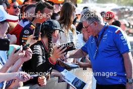 Otmar Szafnauer (USA) Alpine F1 Team, Team Principal with fans. 09.04.2022. Formula 1 World Championship, Rd 3, Australian Grand Prix, Albert Park, Melbourne, Australia, Qualifying Day.