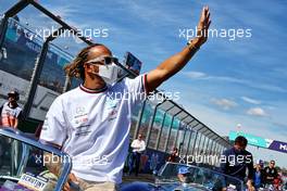 Lewis Hamilton (GBR) Mercedes AMG F1 on the drivers parade. 10.04.2022. Formula 1 World Championship, Rd 3, Australian Grand Prix, Albert Park, Melbourne, Australia, Race Day.