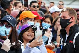 Mick Schumacher (GER) Haas F1 Team with fans. 07.04.2022. Formula 1 World Championship, Rd 3, Australian Grand Prix, Albert Park, Melbourne, Australia, Preparation Day.