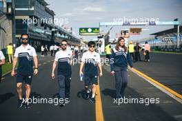 Yuki Tsunoda (JPN) AlphaTauri walks the circuit with the team. 06.04.2022. Formula 1 World Championship, Rd 3, Australian Grand Prix, Albert Park, Melbourne, Australia, Preparation Day.