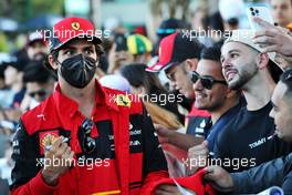 Carlos Sainz Jr (ESP) Ferrari with fans. 07.04.2022. Formula 1 World Championship, Rd 3, Australian Grand Prix, Albert Park, Melbourne, Australia, Preparation Day.