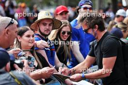 Fernando Alonso (ESP) Alpine F1 Team signs autographs for the fans. 07.04.2022. Formula 1 World Championship, Rd 3, Australian Grand Prix, Albert Park, Melbourne, Australia, Preparation Day.