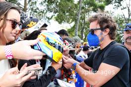 Fernando Alonso (ESP) Alpine F1 Team with fans. 07.04.2022. Formula 1 World Championship, Rd 3, Australian Grand Prix, Albert Park, Melbourne, Australia, Preparation Day.