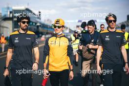 Lando Norris (GBR) McLaren walks the circuit with the team. 06.04.2022. Formula 1 World Championship, Rd 3, Australian Grand Prix, Albert Park, Melbourne, Australia, Preparation Day.