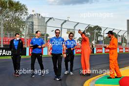 Fernando Alonso (ESP) Alpine F1 Team walks the circuit with the team. 06.04.2022. Formula 1 World Championship, Rd 3, Australian Grand Prix, Albert Park, Melbourne, Australia, Preparation Day.