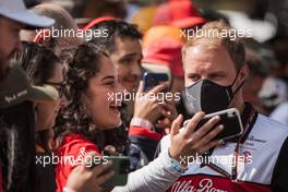 Valtteri Bottas (FIN) Alfa Romeo F1 Team with fans. 07.04.2022. Formula 1 World Championship, Rd 3, Australian Grand Prix, Albert Park, Melbourne, Australia, Preparation Day.