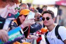 Lando Norris (GBR) McLaren with fans. 07.04.2022. Formula 1 World Championship, Rd 3, Australian Grand Prix, Albert Park, Melbourne, Australia, Preparation Day.