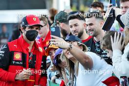 Carlos Sainz Jr (ESP) Ferrari with fans. 07.04.2022. Formula 1 World Championship, Rd 3, Australian Grand Prix, Albert Park, Melbourne, Australia, Preparation Day.