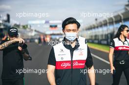 Guanyu Zhou (CHN) Alfa Romeo F1 Team walks the circuit with the team. 06.04.2022. Formula 1 World Championship, Rd 3, Australian Grand Prix, Albert Park, Melbourne, Australia, Preparation Day.