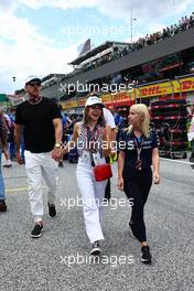  Dax Shepard (USA) Actor with his wife Kristen Bell (USA) Actor, guests of Williams Racing, on the grid. 10.07.2022. Formula 1 World Championship, Rd 11, Austrian Grand Prix, Spielberg, Austria, Race Day.