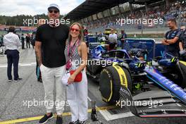 (L to R): Dax Shepard (USA) Actor with his wife Kristen Bell (USA) Actor, guests of Williams Racing, on the grid. 10.07.2022. Formula 1 World Championship, Rd 11, Austrian Grand Prix, Spielberg, Austria, Race Day.