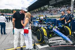 (L to R): Dax Shepard (USA) Actor with his wife Kristen Bell (USA) Actor, guests of Williams Racing. 10.07.2022. Formula 1 World Championship, Rd 11, Austrian Grand Prix, Spielberg, Austria, Race Day.
