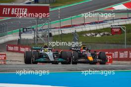 Lewis Hamilton (GBR) Mercedes AMG F1 W13 and Max Verstappen (NLD) Red Bull Racing RB18 battle for position. 10.07.2022. Formula 1 World Championship, Rd 11, Austrian Grand Prix, Spielberg, Austria, Race Day.