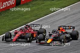 Max Verstappen (NLD) Red Bull Racing RB18 and Charles Leclerc (MON) Ferrari F1-75 battle for position. 10.07.2022. Formula 1 World Championship, Rd 11, Austrian Grand Prix, Spielberg, Austria, Race Day.