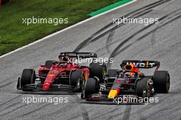 Max Verstappen (NLD) Red Bull Racing RB18 and Charles Leclerc (MON) Ferrari F1-75 battle for position. 10.07.2022. Formula 1 World Championship, Rd 11, Austrian Grand Prix, Spielberg, Austria, Race Day.
