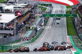 Max Verstappen (NLD) Red Bull Racing RB18 leads at the start of the race. 10.07.2022. Formula 1 World Championship, Rd 11, Austrian Grand Prix, Spielberg, Austria, Race Day.