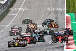 Max Verstappen (NLD) Red Bull Racing RB18 leads at the start. 09.07.2022. Formula 1 World Championship, Rd 11, Austrian Grand Prix, Spielberg, Austria, Sprint Day.