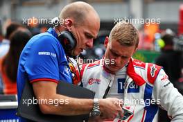 (L to R): Gary Gannon (GBR) Haas F1 Team Race Engineer with Mick Schumacher (GER) Haas F1 Team on the grid. 09.07.2022. Formula 1 World Championship, Rd 11, Austrian Grand Prix, Spielberg, Austria, Sprint Day.