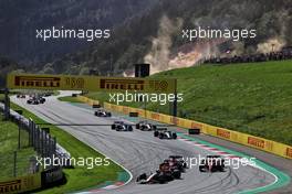 Max Verstappen (NLD) Red Bull Racing RB18 leads at the start. 09.07.2022. Formula 1 World Championship, Rd 11, Austrian Grand Prix, Spielberg, Austria, Sprint Day.