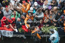 Lando Norris (GBR) McLaren with fans. 10.07.2022. Formula 1 World Championship, Rd 11, Austrian Grand Prix, Spielberg, Austria, Race Day.