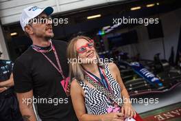 (L to R): Dax Shepard (USA) Actor with his wife Kristen Bell (USA) Actor, guests of Williams Racing. 10.07.2022. Formula 1 World Championship, Rd 11, Austrian Grand Prix, Spielberg, Austria, Race Day.
