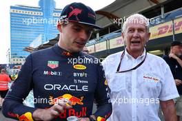 1st place Max Verstappen (NLD) Red Bull Racing RB18 celebrates with the team and Dr Helmut Marko (AUT) Red Bull Motorsport Consultant, Sergio Perez (MEX) Red Bull Racing. 12.06.2022. Formula 1 World Championship, Rd 8, Azerbaijan Grand Prix, Baku Street Circuit, Azerbaijan, Race Day.